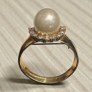 FP Signed Vintage Gold Tone Faux‎ Pearl Ring Brooch With Rhinestone Detail